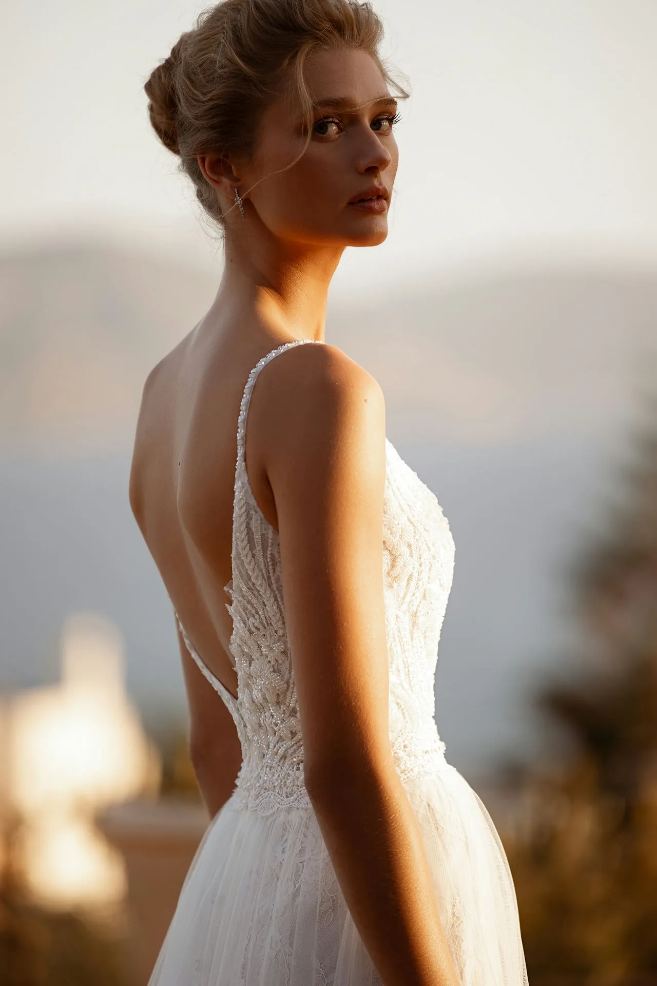 Brautkleid Vintage/Boho: Boho Glam White A Linie Slit Beaded Lace Spaghetti Straps