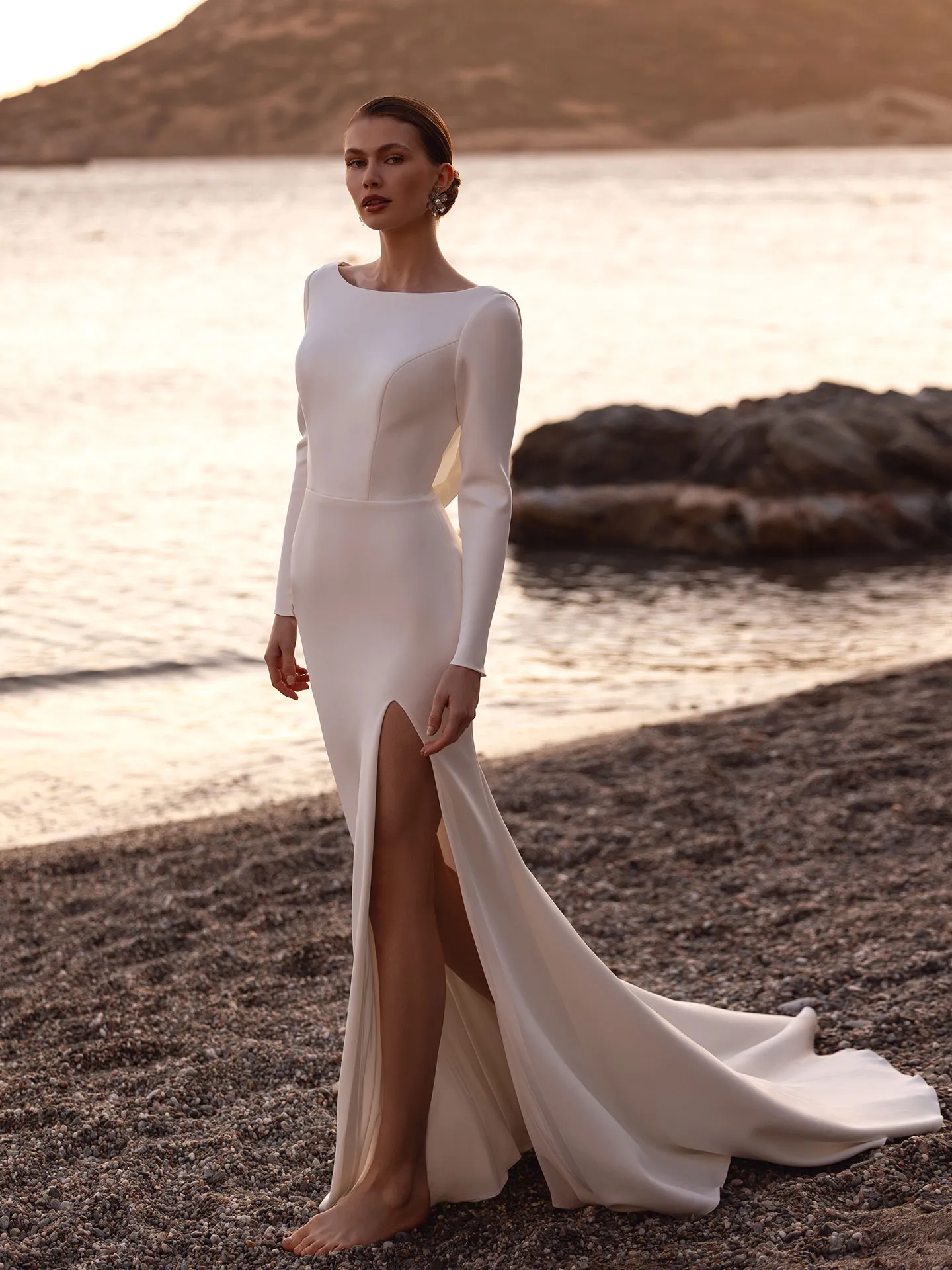 Brautkleid Vintage/Boho: Classic Simple Romantic Ivory Slit Luxe Crepe