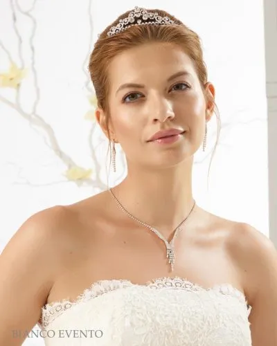 Braut mit Diadem, Ohrringen und Kette