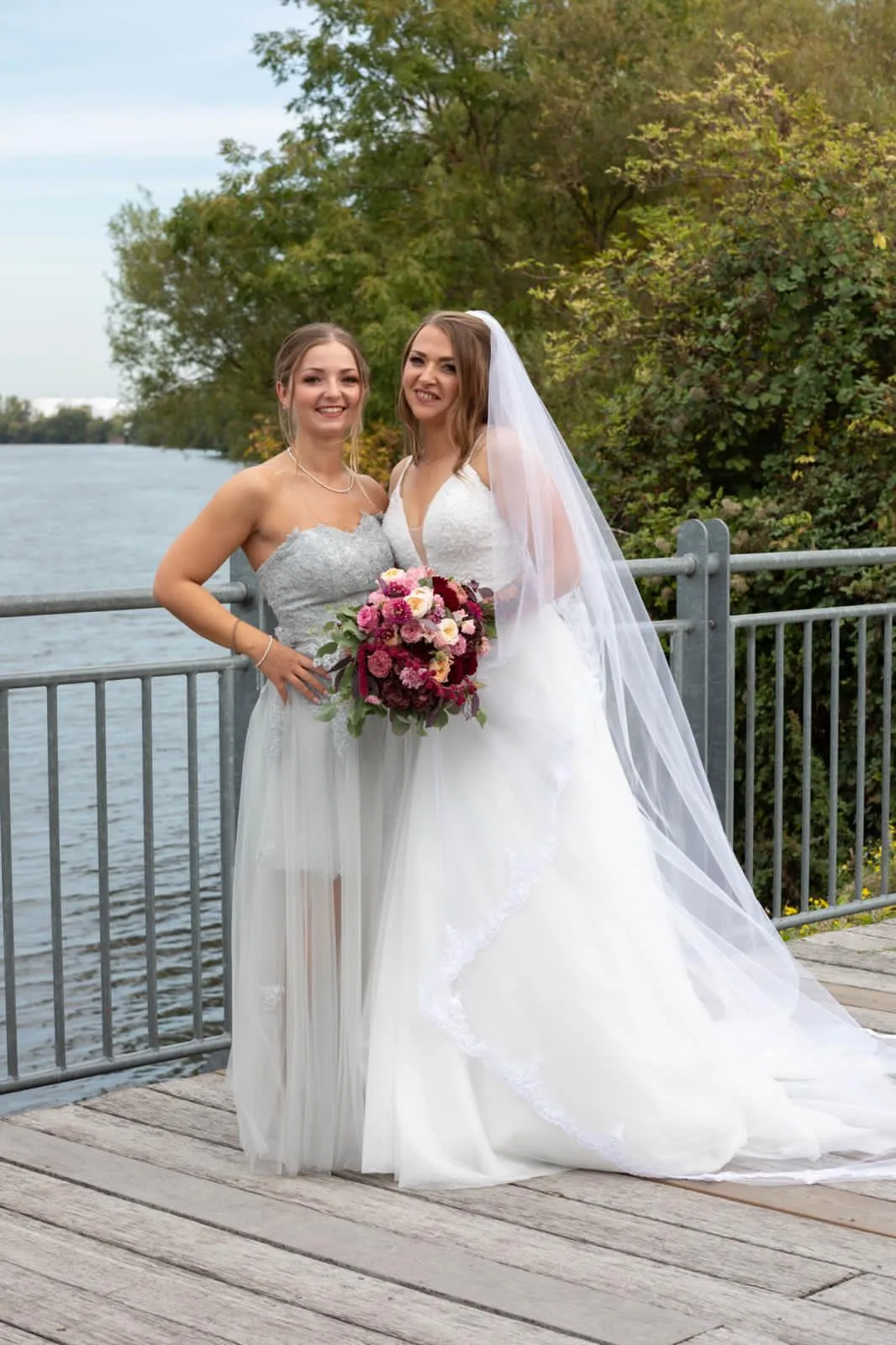Glückliche Braut: Janette mit einem Glitzer-Brautkleid aus der MISS GERMANY Kollektion 2020