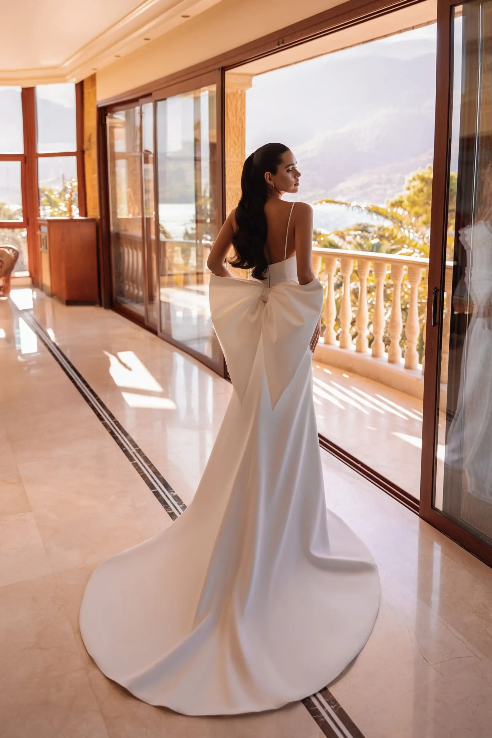Brautkleid Clean Chic: Classic Simple Minimal Gowns White Flared Spaghetti Straps