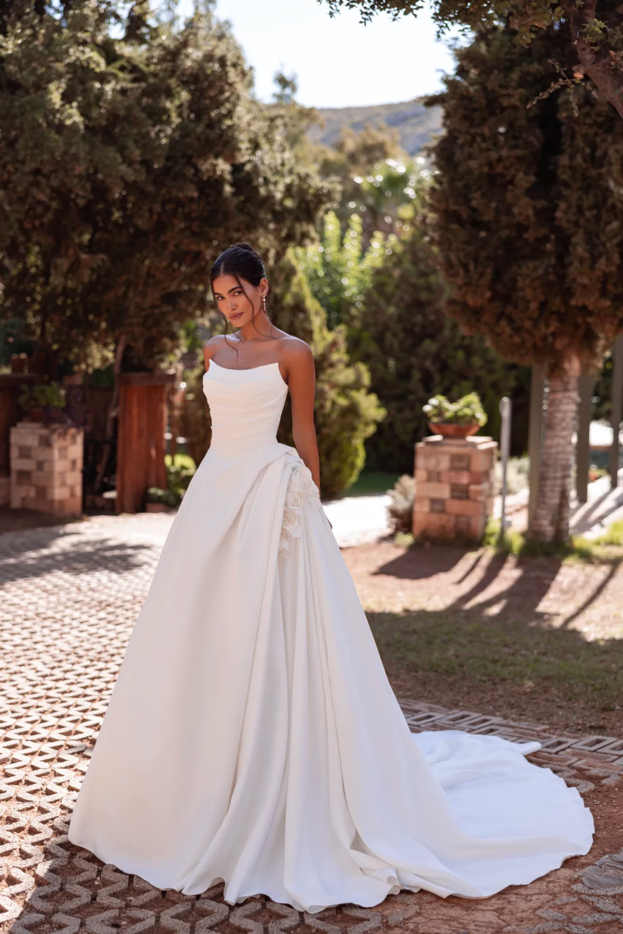Brautkleid Clean Chic: Classic Simple Romantic With Flower A Linie Ivory Mikado Or Satin