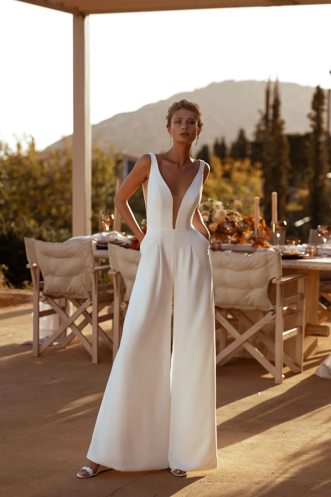 Brautkleid Clean Chic: Jumpsuit Classic Glam 2 In 1 Designs Sleeveless V Neck