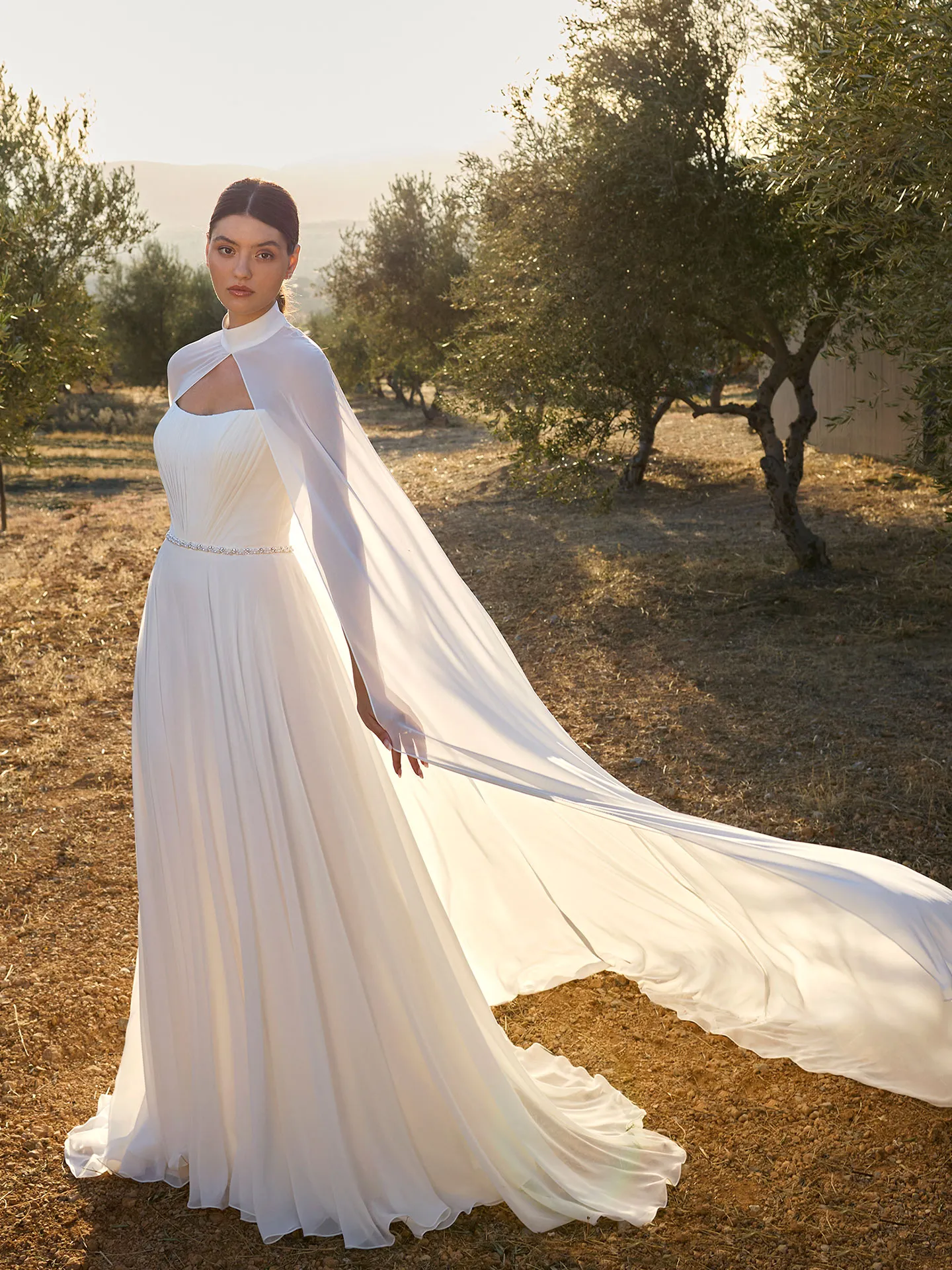 Brautkleid Clean Chic: Romantic A Linie Cape Chiffon