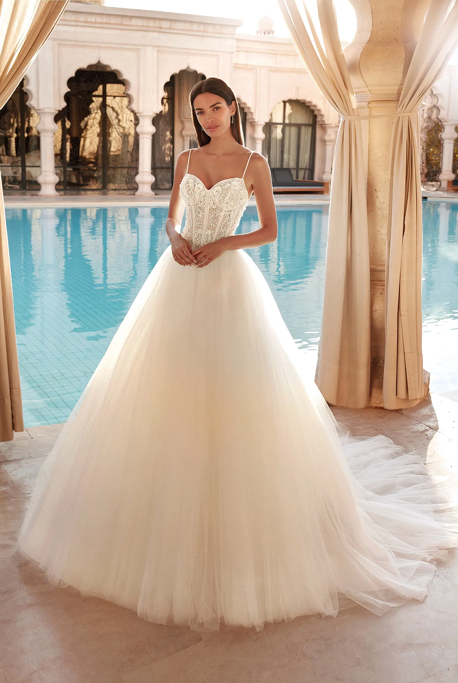 Braut im Tüll-Brautkleid