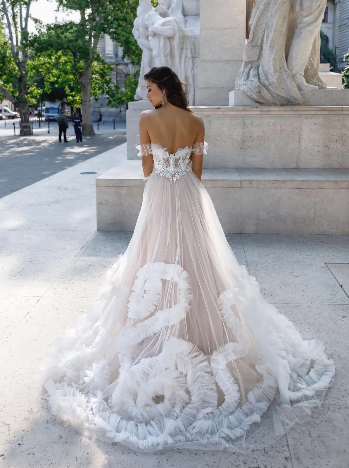 Couture-Brautkleid von hinten: Rock mit Rüschen und Schleppe