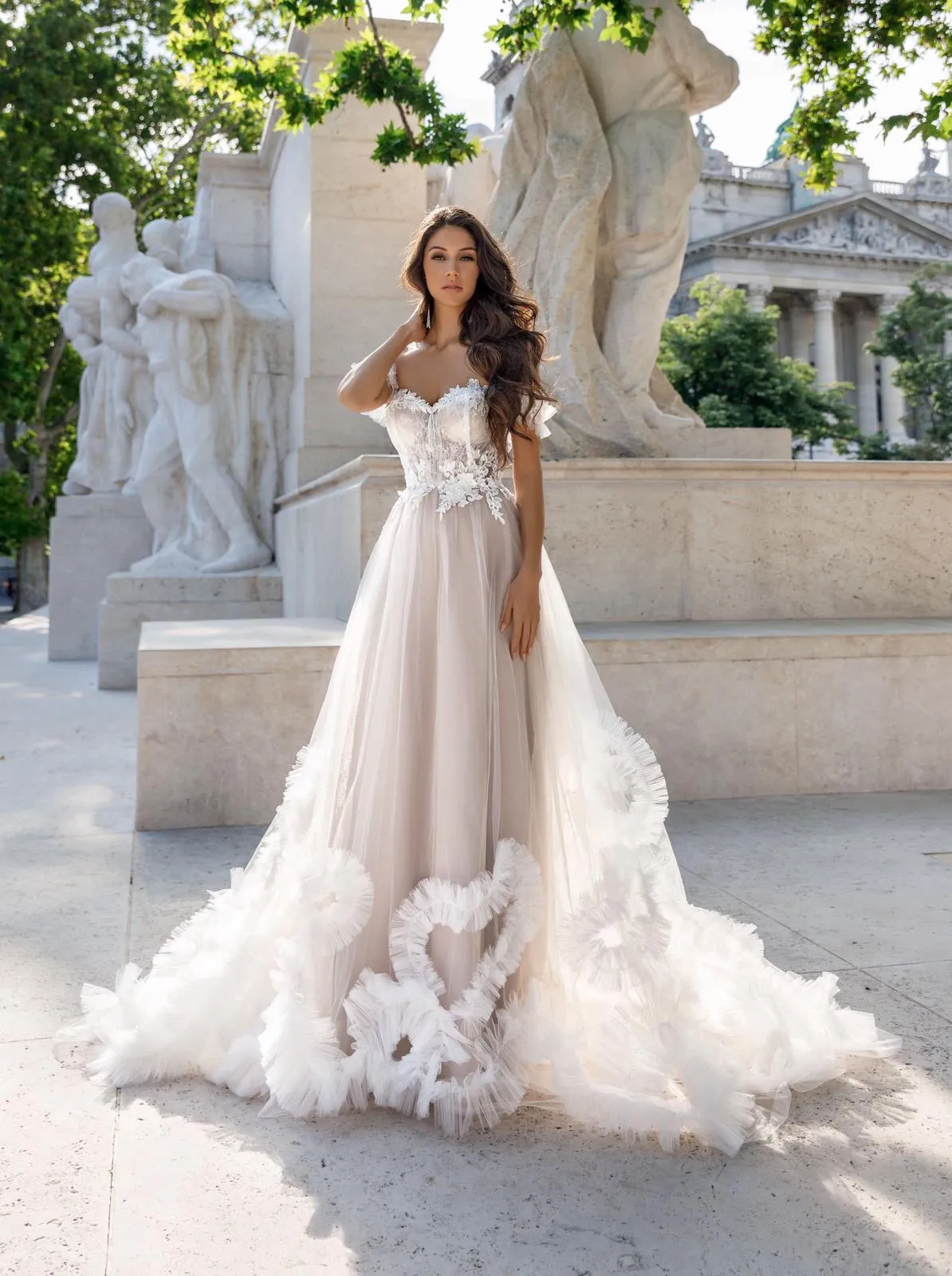 Couture-Brautkleid mit Rüschen im Rock, Unterstoff in Champagner-Nude mit Tüll in Ivory