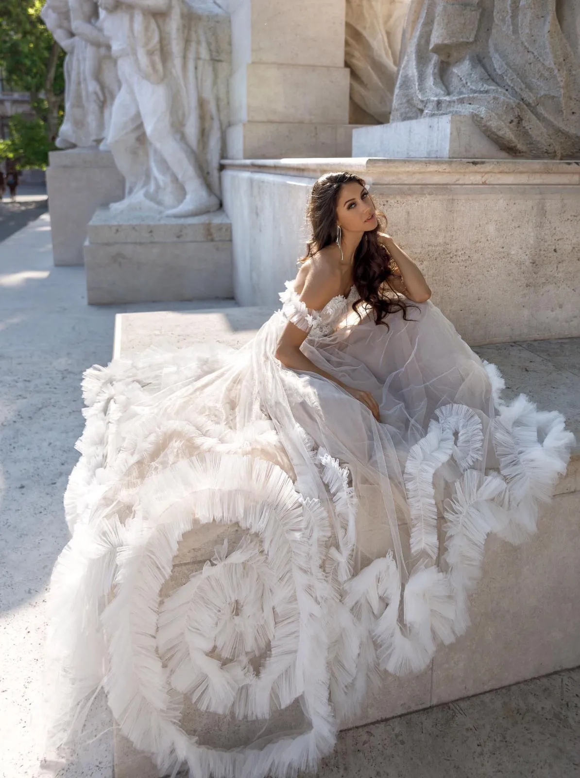 Couture-Brautkleid: Braut sitzend, Rüschen im Rock