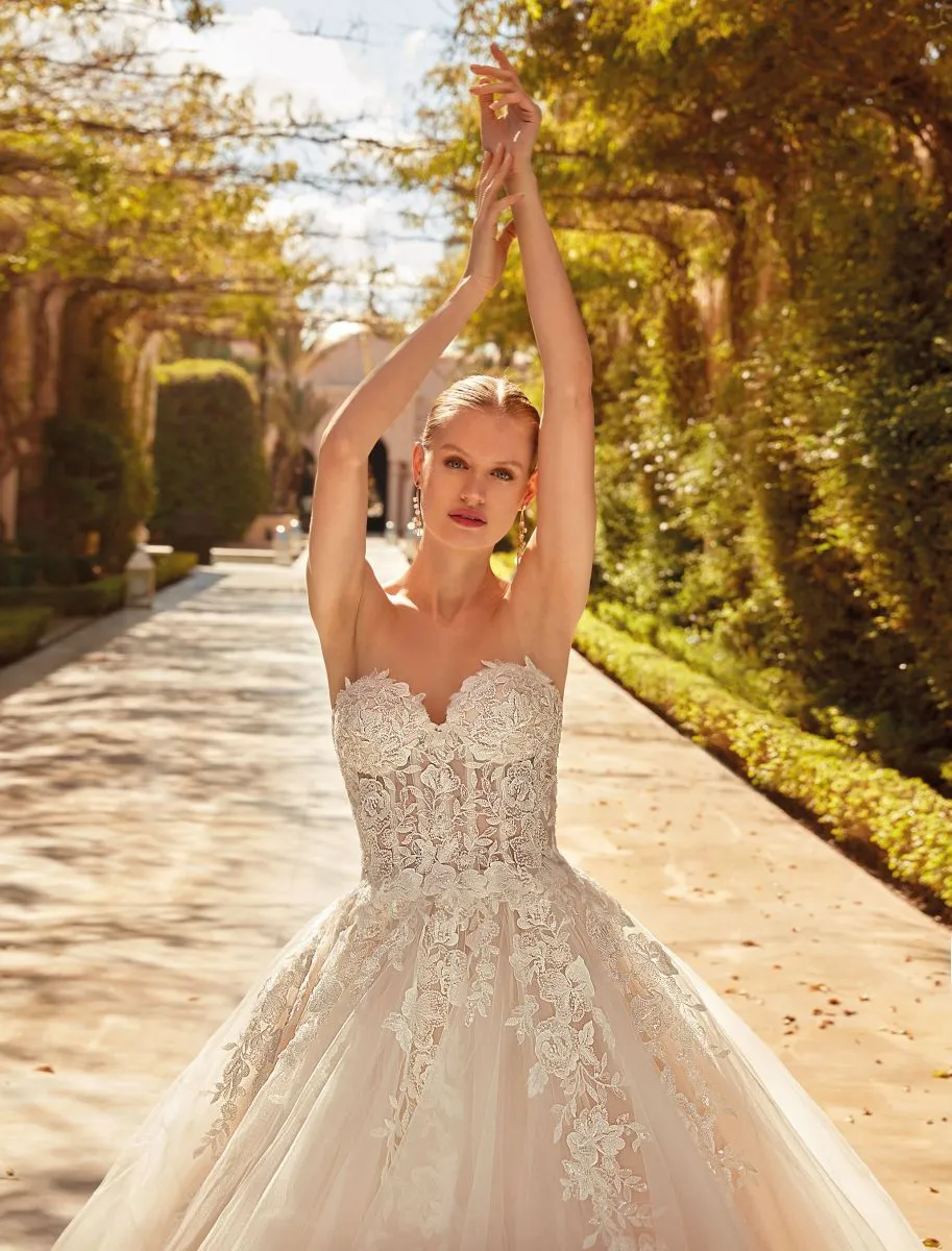 Brautkleid Luxusbraut: Ball Gown Romantic Ivory Nude Lace Beading Tulle