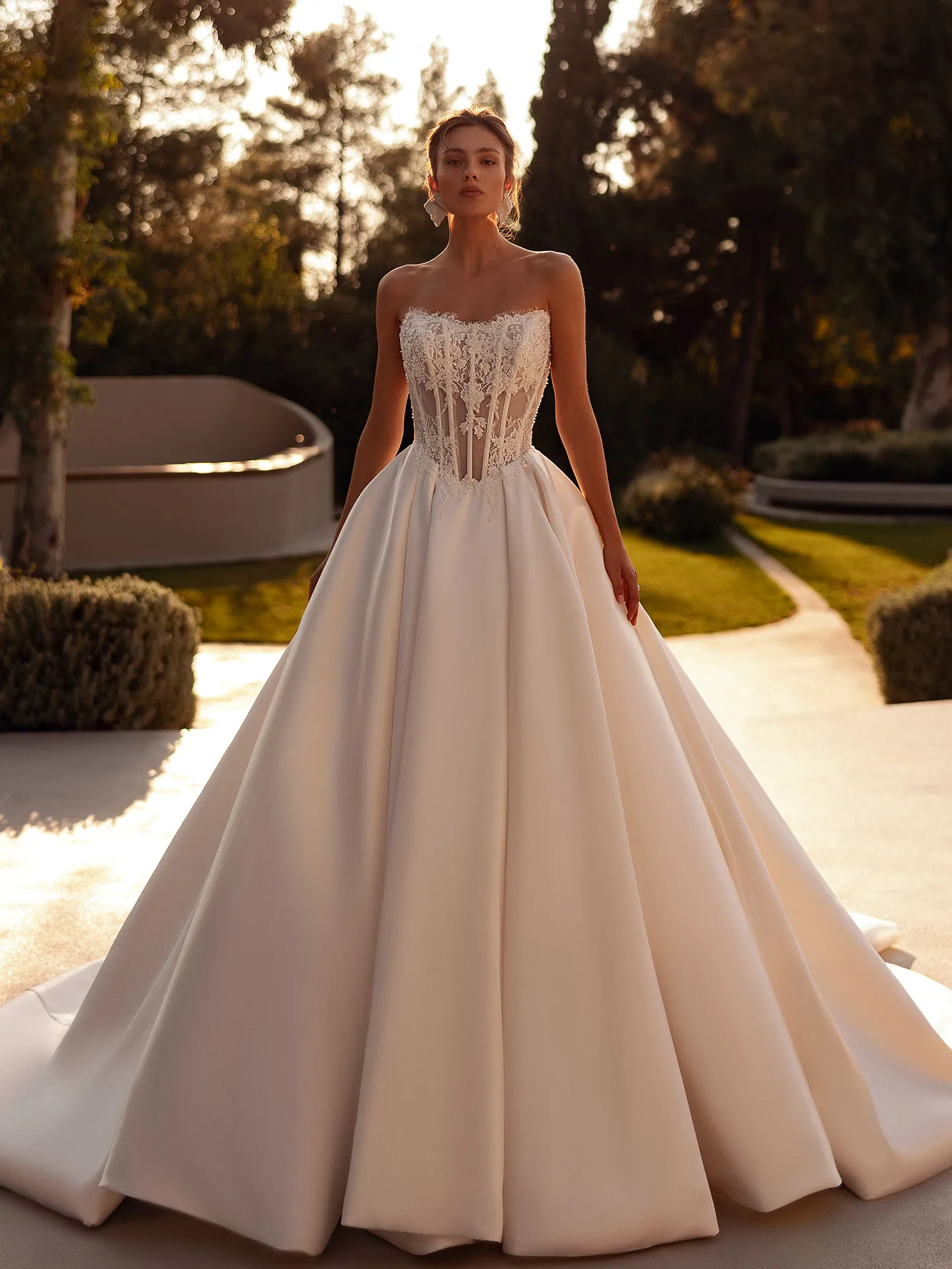 Brautkleid Luxusbraut: Bridaldress Glam Classic Simple Beaded Lace Mikado Oder Satin